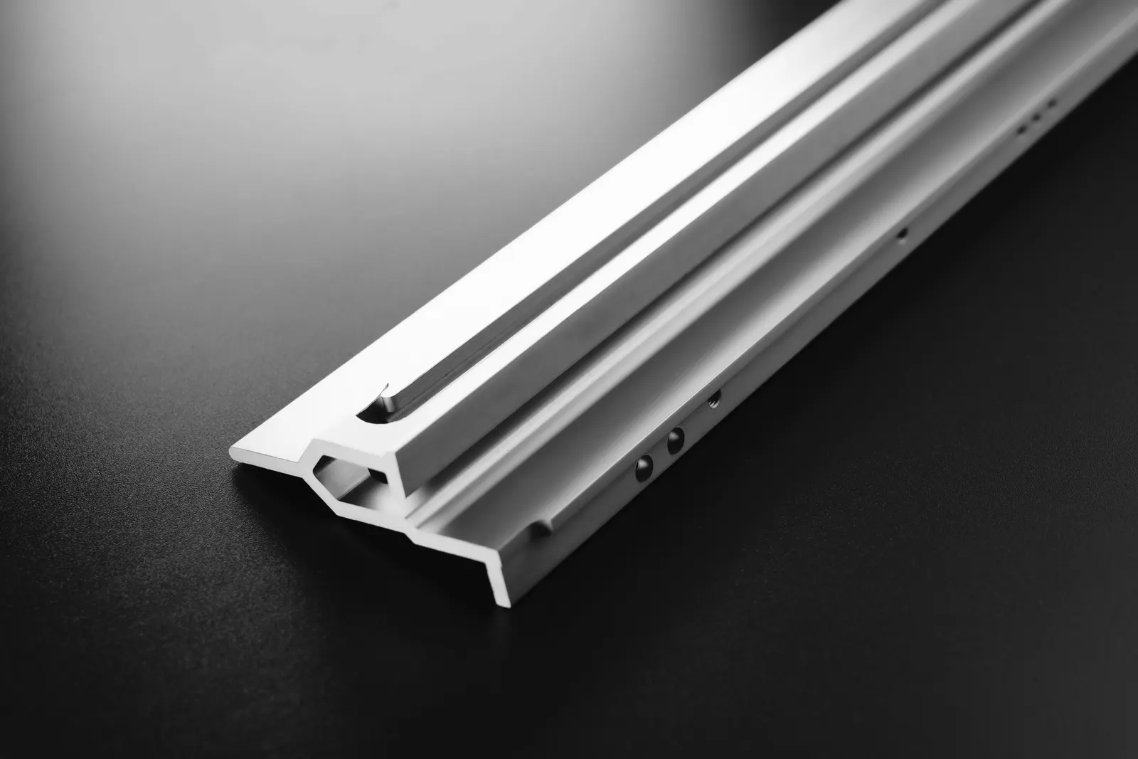 Aluminum and plastic extrusion profiles in production